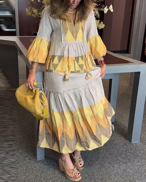 Luźna sukienka z nadrukiem rękawami dzwonkowymi i dekoltem w kształcie litery V