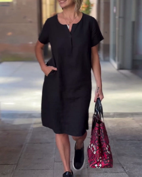 Jednokolorowa sukienka z krótkim rękawem i dekoltem w kształcie litery V