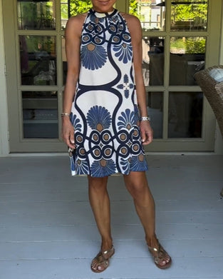 Sukienka z dekoltem i nadrukiem w stylu vintage