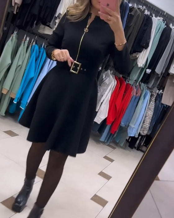 Prosta sukienka w jednolitym kolorze zapinana na zamek