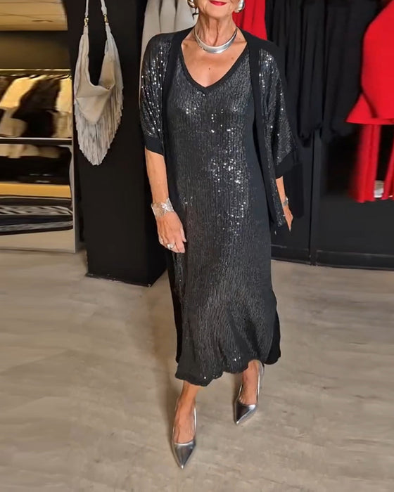 Cekinowa sukienka z rozcięciem w serek