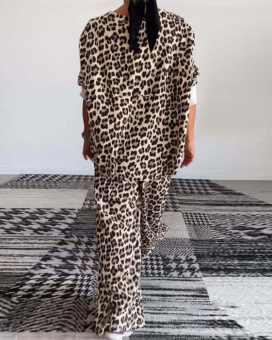 Luźny zestaw spodni z nadrukiem w panterkę i okrągłym dekoltem