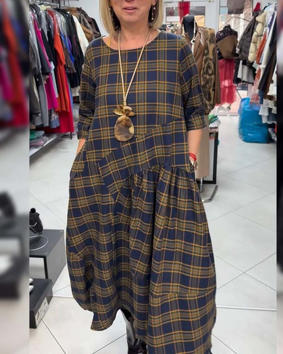 Drukowana Sukienka W Kratkę Z Okrągłym Dekoltem