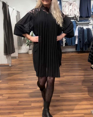 Stylowa jednokolorowa sukienka patchwork plisowana