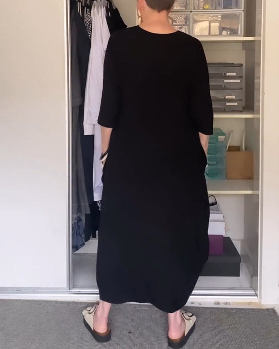 Prosta sukienka w jednolitym kolorze z okrągłym dekoltem