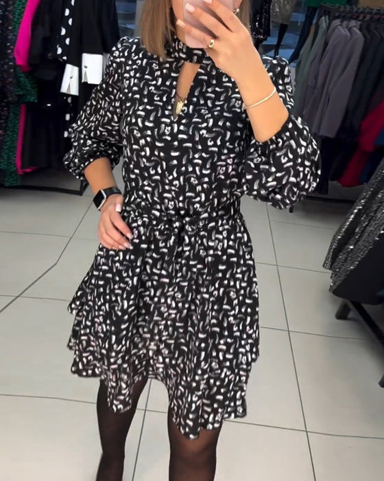 Elegancka sukienka z nadrukiem i wycięciem