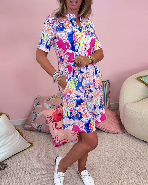 Stylowa sukienka z krótkim rękawem i kwiatowym nadrukiem