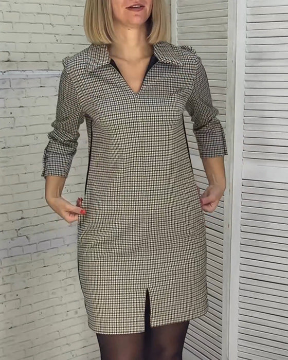 Sukienka z dekoltem w kształcie litery V i długim rękawem i rozcięciem