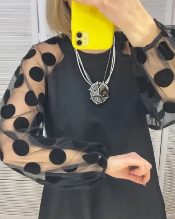 Sukienka o eleganckim fasonie i wzorze w groszki