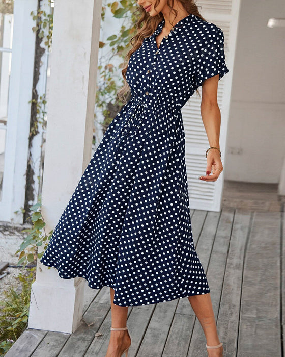 Sukienka w kropki z guzikami