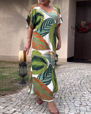 Sukienka o swobodnym fasonie z krótkim rękawem i rozcięciem