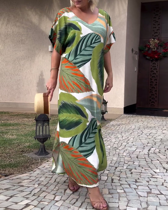 Sukienka o swobodnym fasonie z krótkim rękawem i rozcięciem