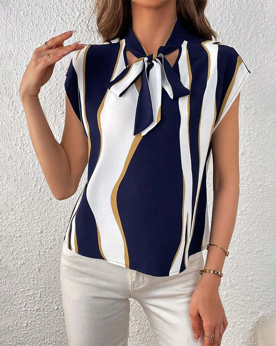 Bluzka z krótkim rękawem i nadrukiem w kontrastowym kolorze