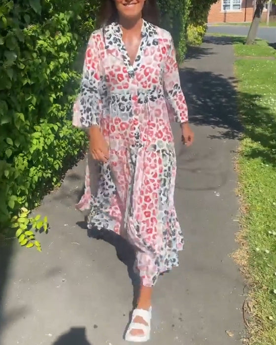 Sukienka z falbaną i nadrukiem z dekoltem w kształcie litery V