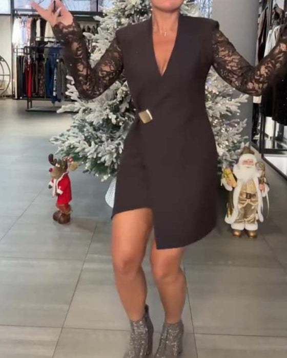 Sukienka Z Panelami Z Kantem, Głębokim Dekolletem W Formie V, Dopasowaną Sylwetką I Romantycznym Wibracją