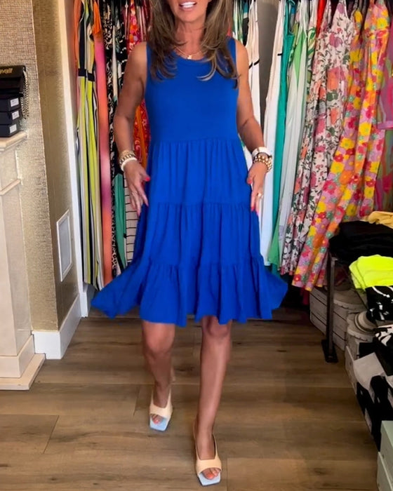 Sukienka o plisowanym kroju bez rękawów