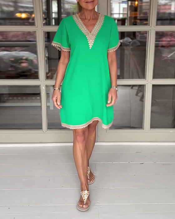 Elegancka koronkowa sukienka z dekoltem w kształcie litery V