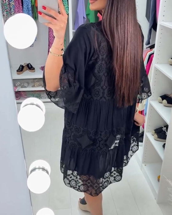 Elegancka sukienka z koronki w jednolitym kolorze z dekoltem w kształcie litery V