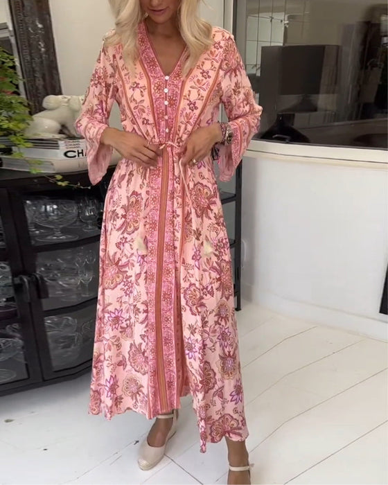 Elegancka sukienka z nadrukiem i dekoltem w kształcie litery V, zapinana na guziki