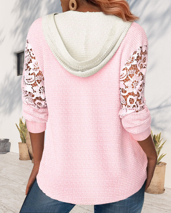 Bluza z kapturem z koronką i przeszyciami na guziki