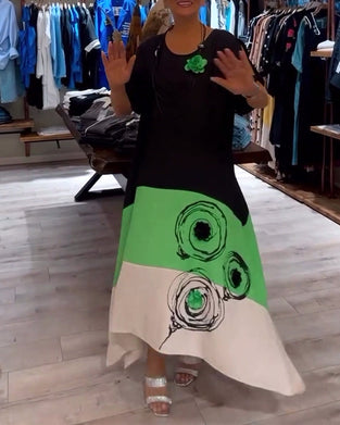 Sukienka z okrągłym dekoltem i luźnym nadrukiem w kolorze