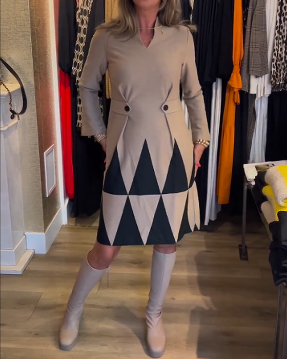 Elegancka sukienka z geometrycznym nadrukiem