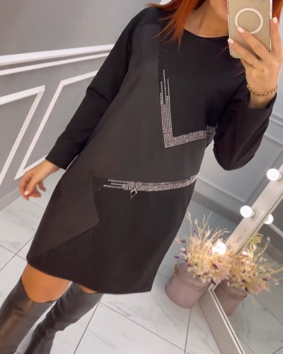 Sukienka z artystycznym akcentem i blokami kolorów