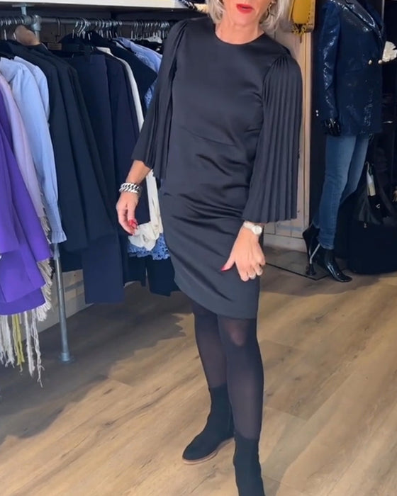 Sukienka z dzwonkowymi rękawami i okrągłym dekoltem