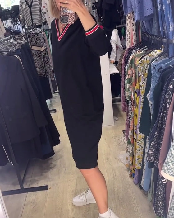 Sukienka z dekoltem w kształcie litery V i z kieszeniami