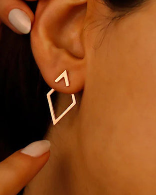 Proste eleganckie kolczyki w kształcie diamentów