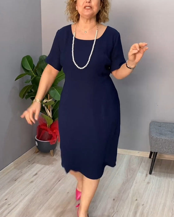 Elegancka sukienka z krótkim rękawkiem w jednolitym kolorze