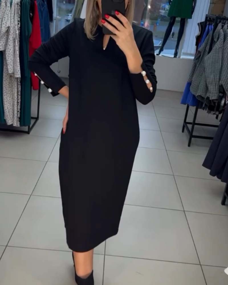 Elegancka sukienka zapinana na perłowe guziki