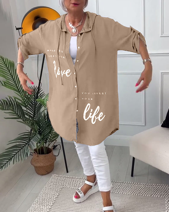 Płaszcz z kapturem i nadrukiem w litery zapinany na guziki