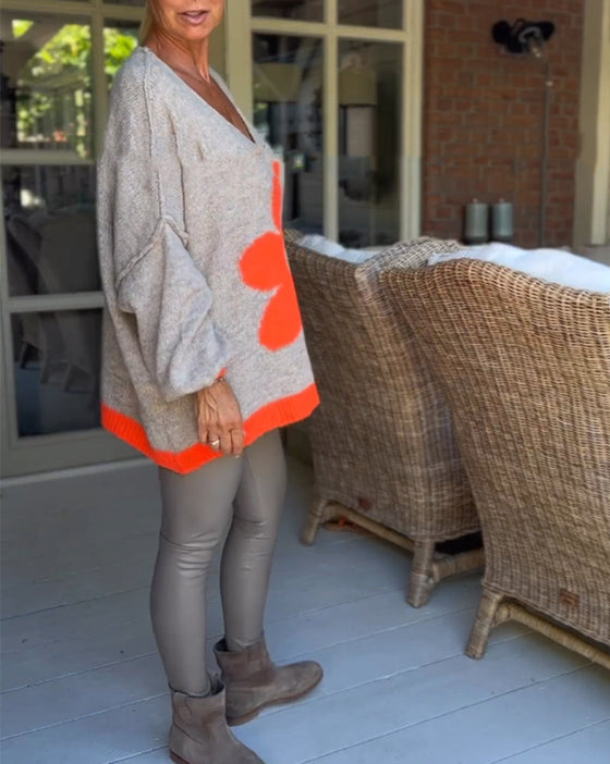 Sweter z dekoltem w kształcie litery V w kwiatowy wzór