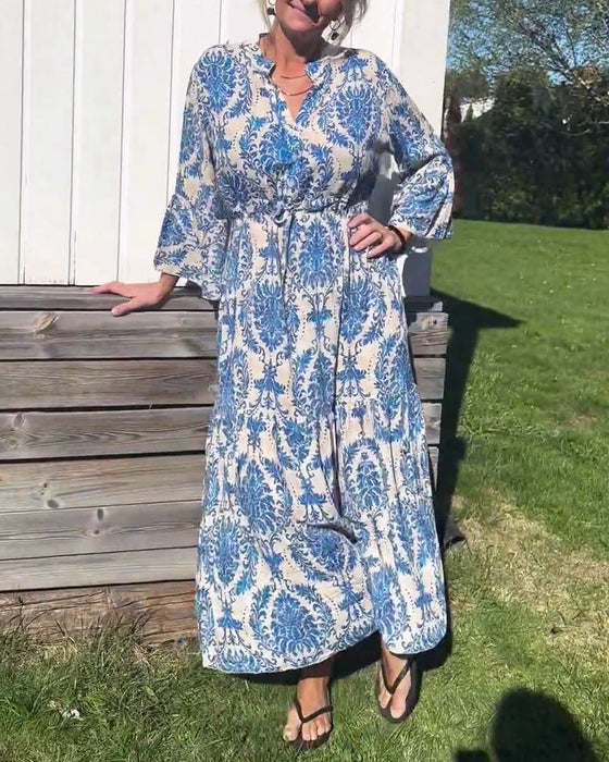 Sukienka z rękawami dzwonkowymi i sznurkiem z nadrukiem