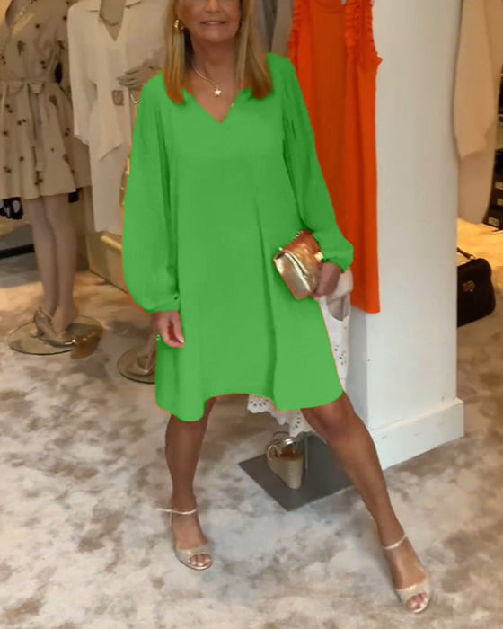 Sukienka w jednolitym kolorze z rękawami typu lampion i dekoltem w kształcie litery V