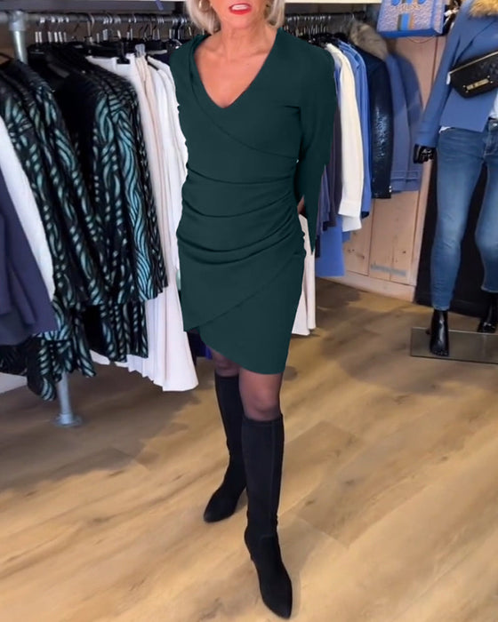 Sukienka z dekoltem w kształcie litery V i rozszerzanym rękawem