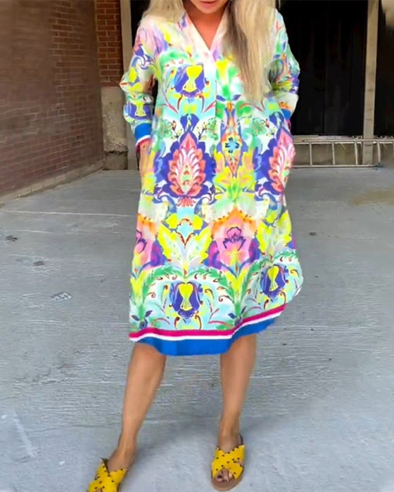 Luźna sukienka z nadrukiem z dekoltem w szpic