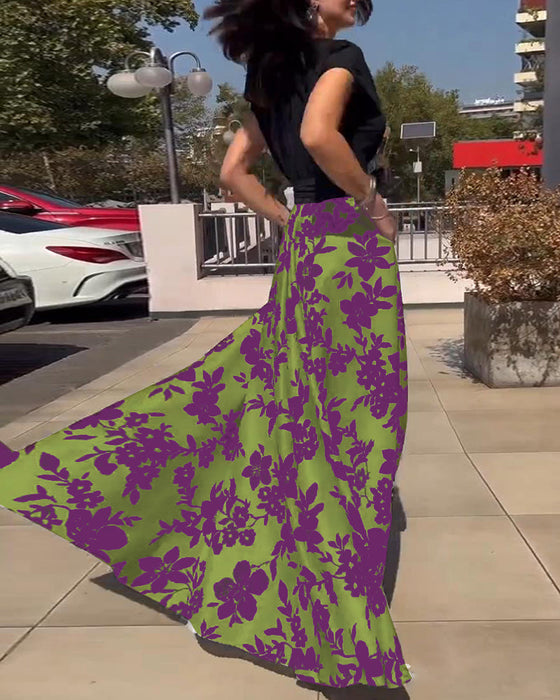 Elegancka sukienka z głębokim raglanowym rękawem w kwiatowy wzór