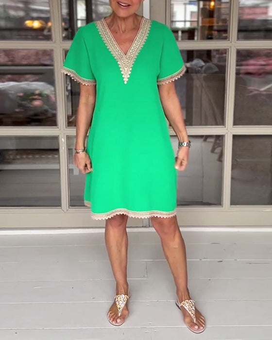 Elegancka koronkowa sukienka z dekoltem w kształcie litery V