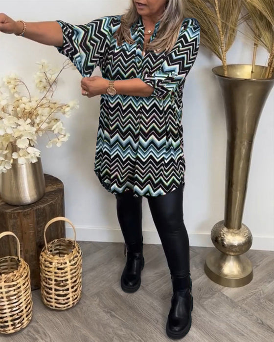 Sukienka z nadrukiem fal i dekoltem w kształcie litery V