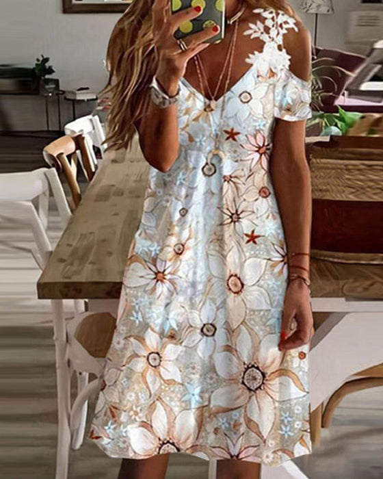 Sukienka midi z ozdobnym koronkowym rękawem