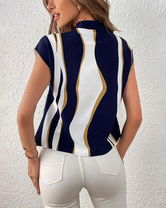 Bluzka z krótkim rękawem i nadrukiem w kontrastowym kolorze