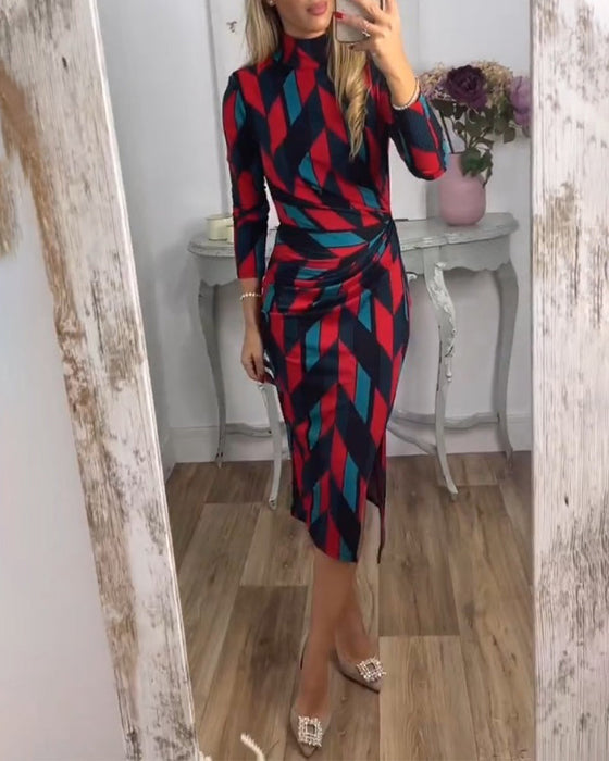 Sukienka z rozcięciem i wzorem w romby