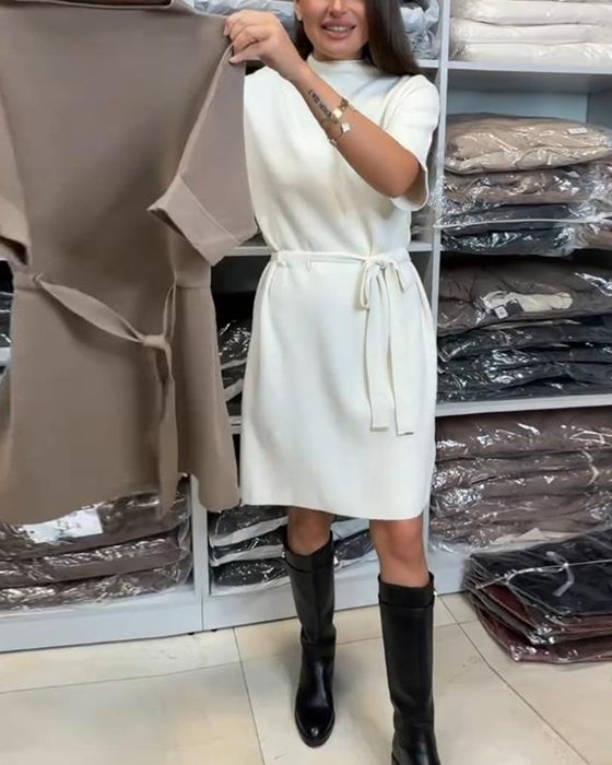 Sukienka Z Jednolitej Koloru, Tkaniny Włóczkowej, Szczegół Paska I Eleganckim Wibracją