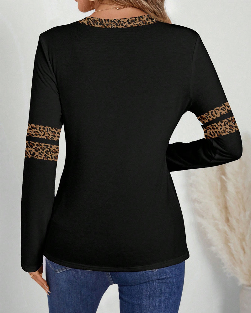 Top Z Projektem Dekoltu V, Wzorem Leopardym I Detalem Bloku Kolorów