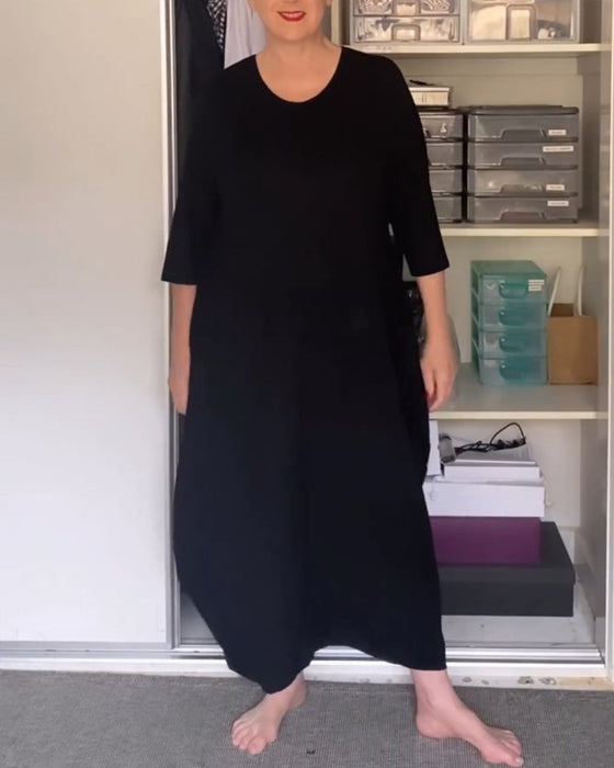 Prosta sukienka w jednolitym kolorze z okrągłym dekoltem