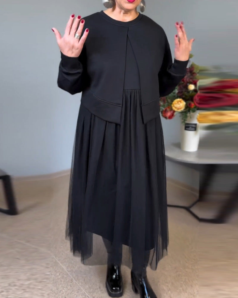 Nieregularne siateczkowe przeszycia w jednolitym kolorze i elegancka sukienka