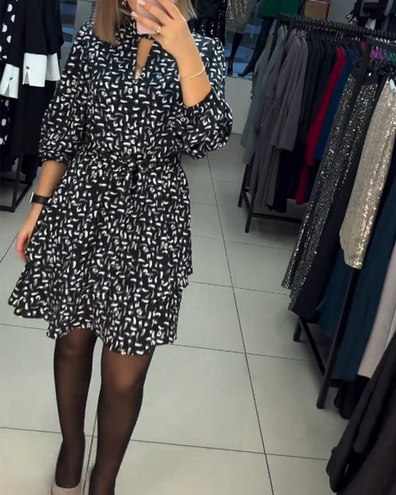 Elegancka sukienka z nadrukiem i wycięciem