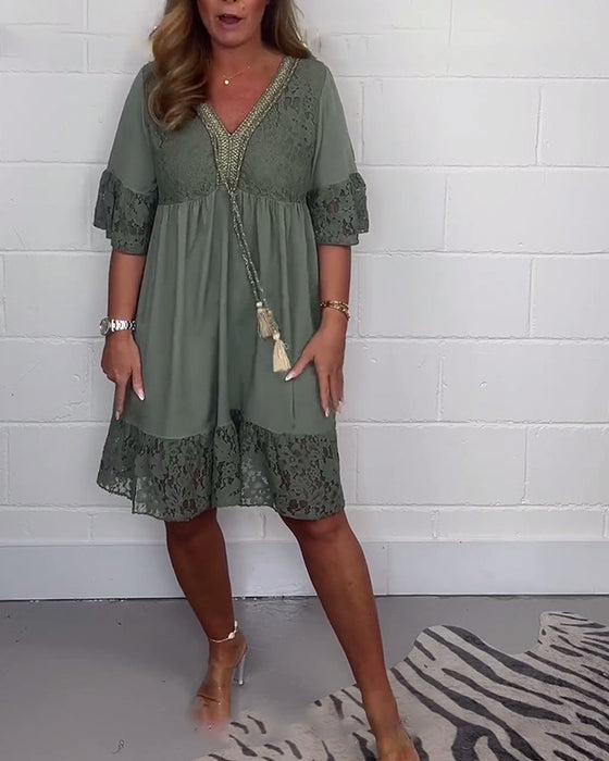 Elegancka jednokolorowa koronkowa sukienka o luźnym kroju z dekoltem w kształcie litery V